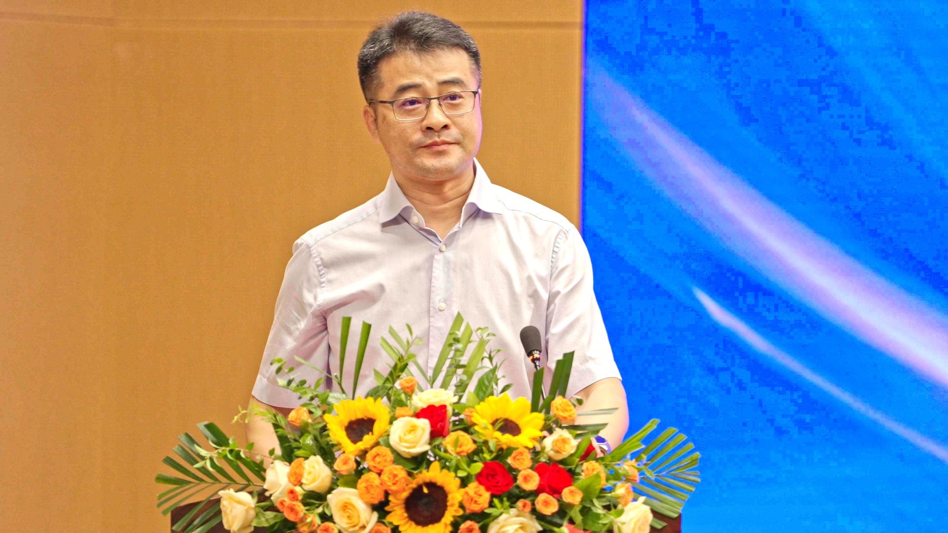 吉林大学第一医院院长、党委副书记刘彬宣读专家名单 吉林大学第一医院院长、党委副书记刘彬宣读专家名单